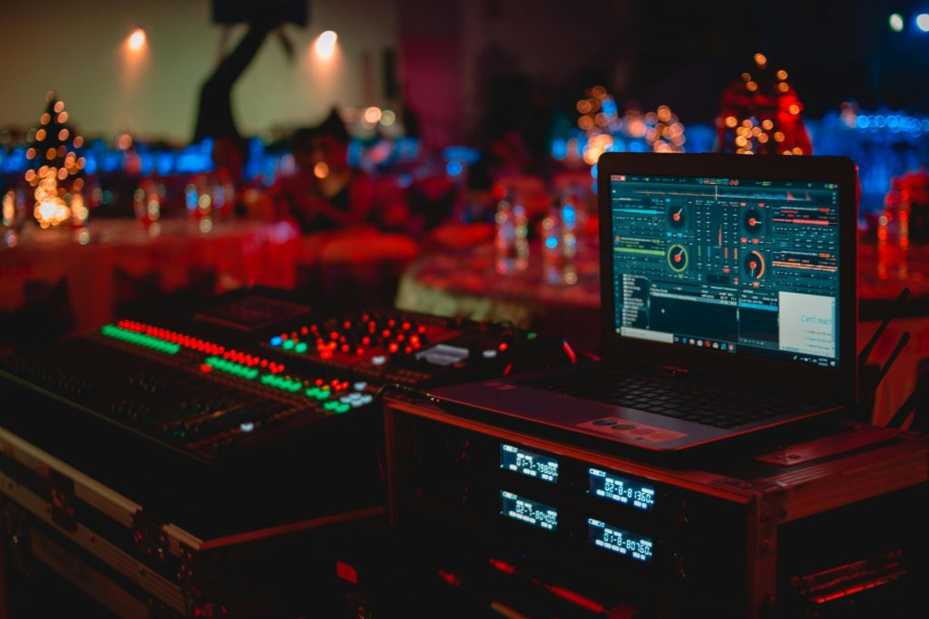 Fotoğraf: Abet Llacer: https://www.pexels.com/tr-tr/fotograf/ses-mikser-setinin-yaninda-siyah-dizustu-bilgisayar-919734/